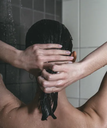 девушка моет голову