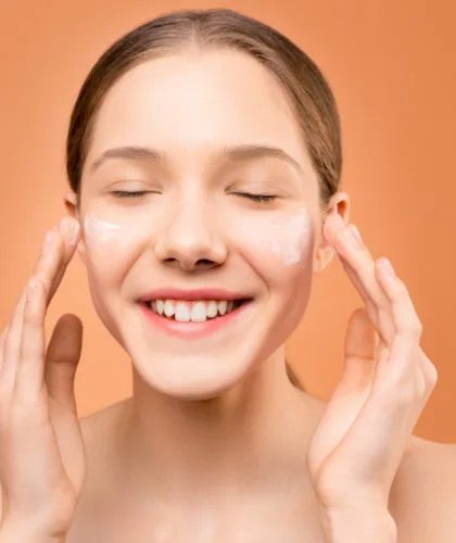 девушка с кремом на лице