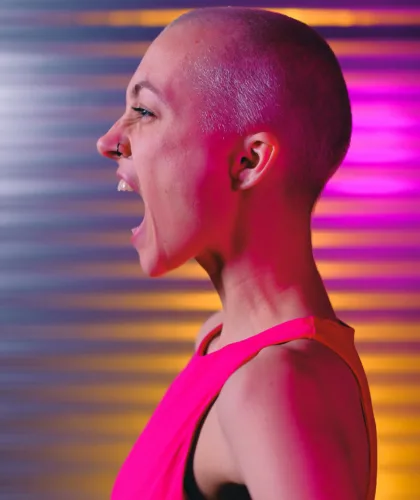 девушка кричит