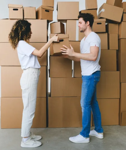 пара с коробками