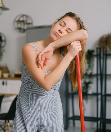 девушка спит за уборкой