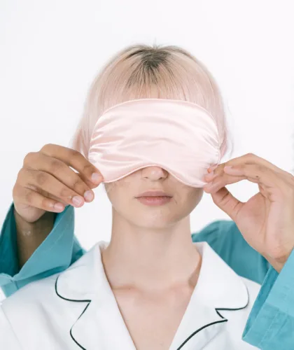 девушка с повязкой на глазах