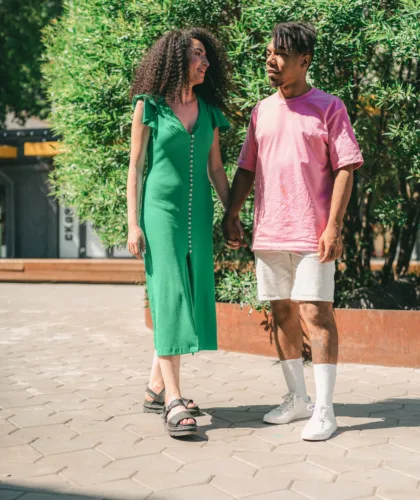 пара на прогулке