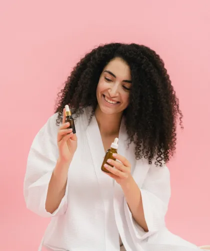 девушка с флаконами