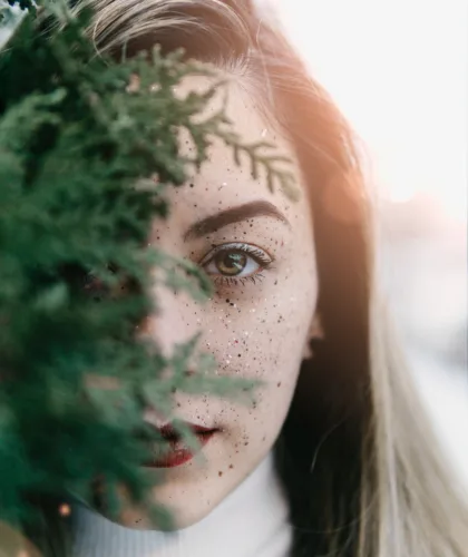 девушка с пигментацией лица