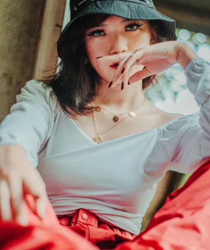 задумчивая девушка