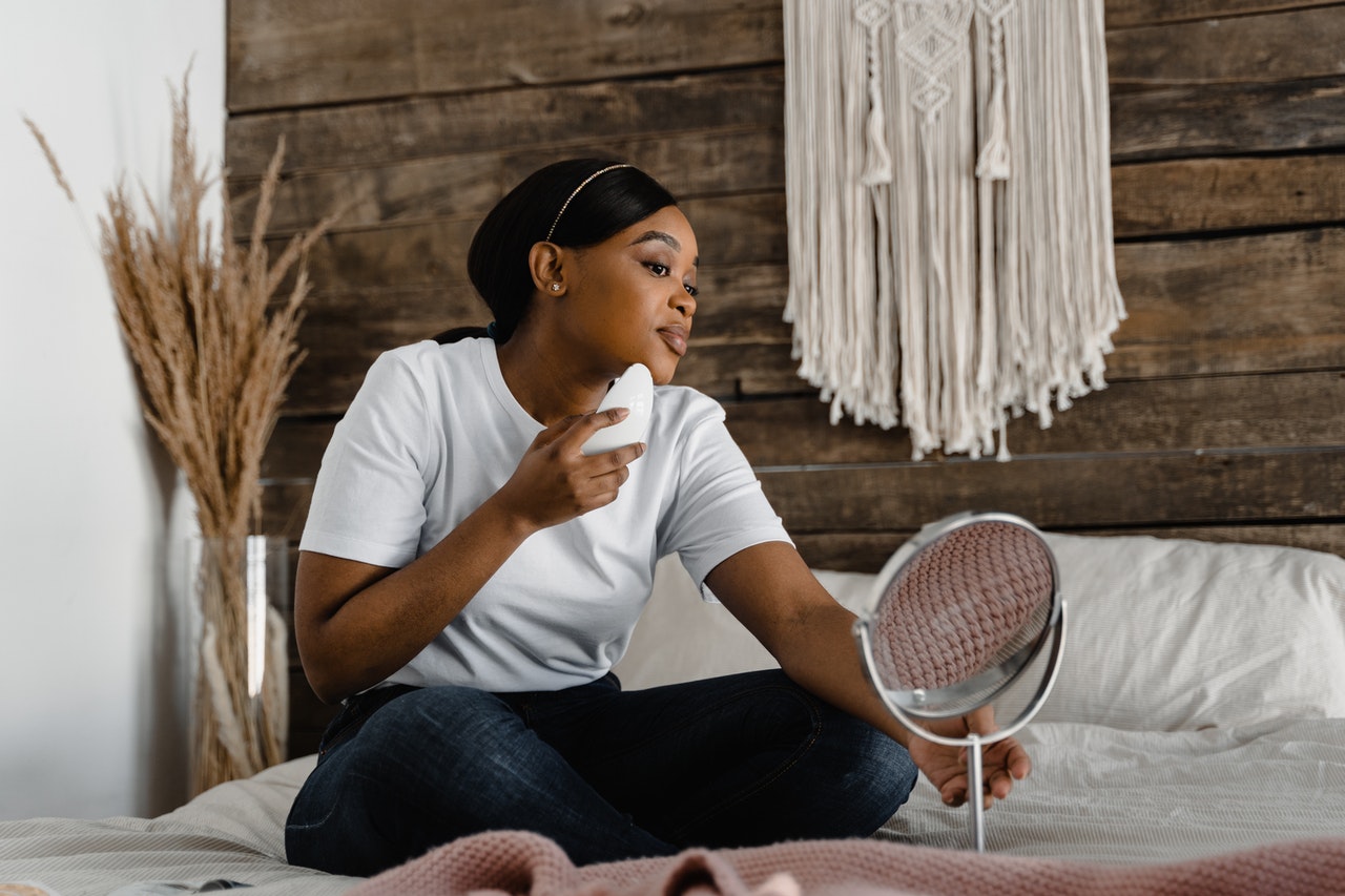 девушка занимается лицом