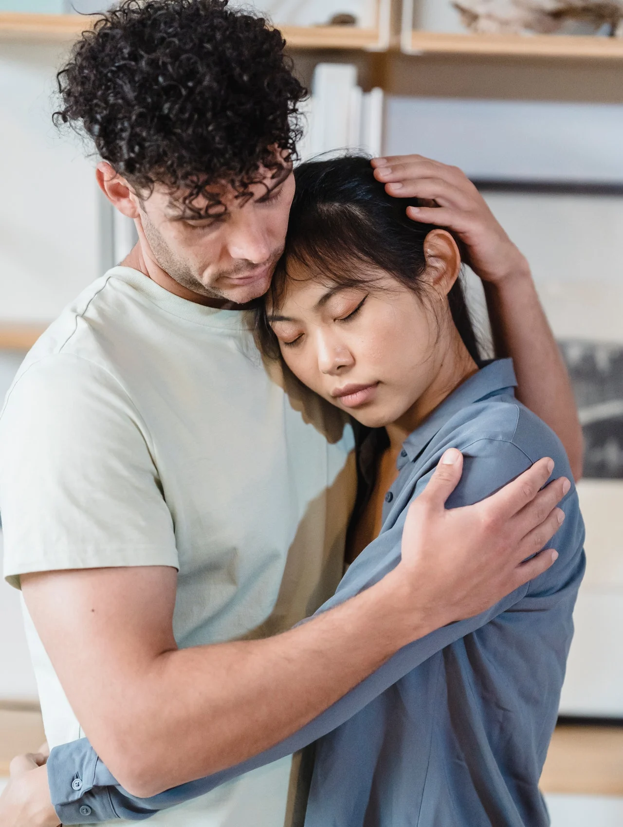 пара обнимается