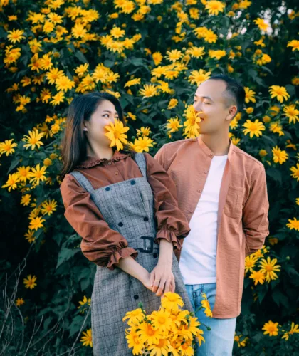 пара с цветами