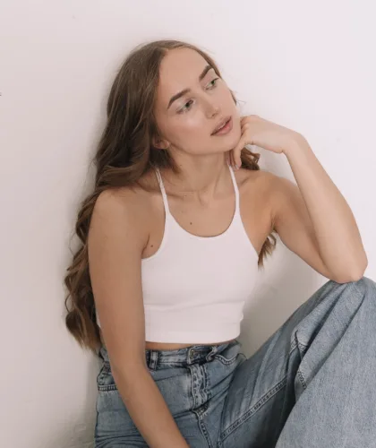 задумчивая девушка