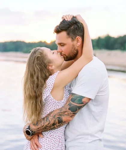 пара целуется