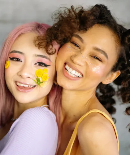 девушки с декором на лице