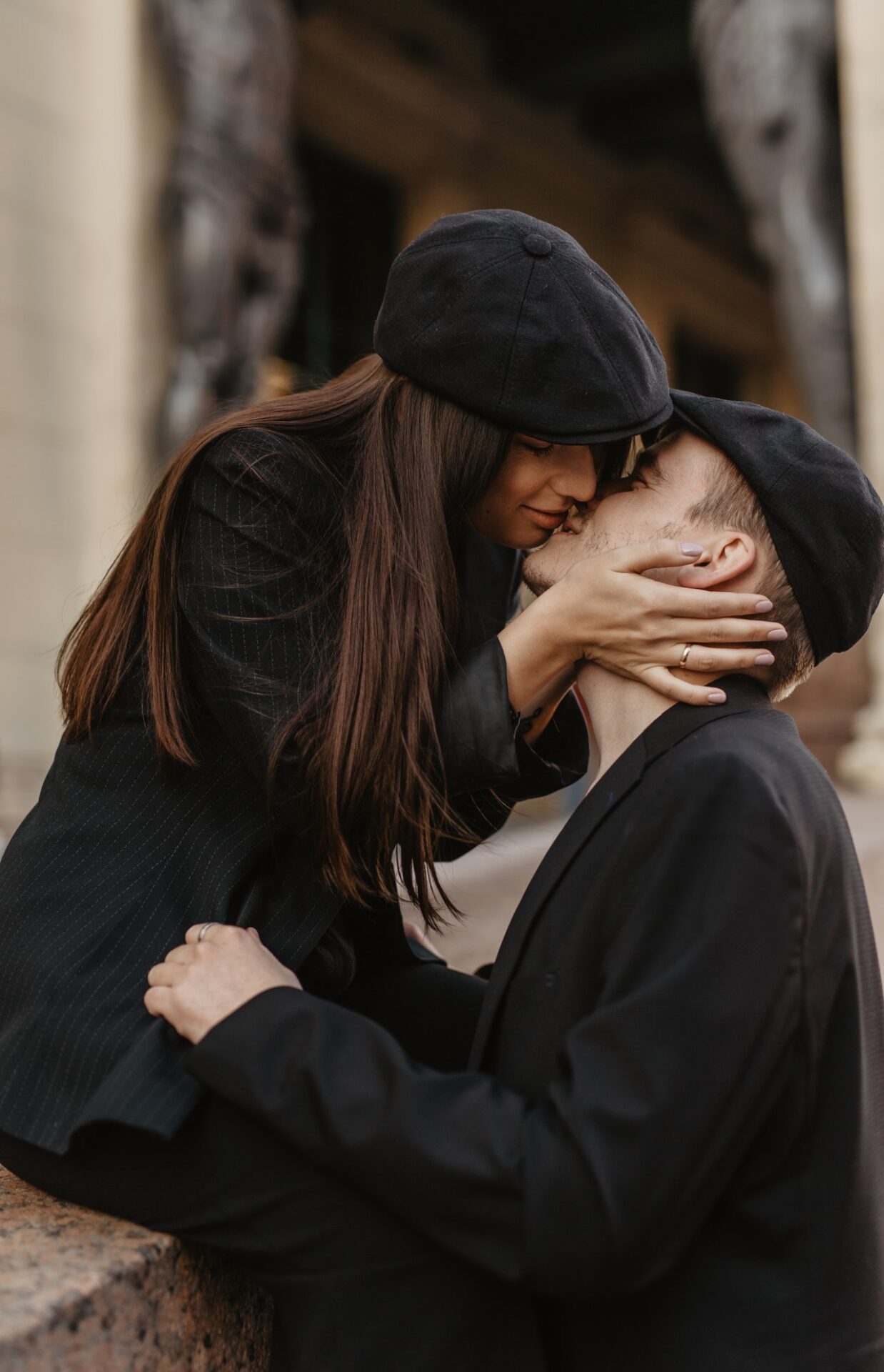 пара целуется