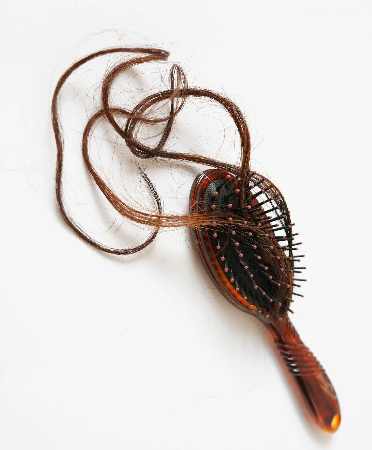 волосы на расческе