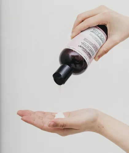 девушка выдавливает гель