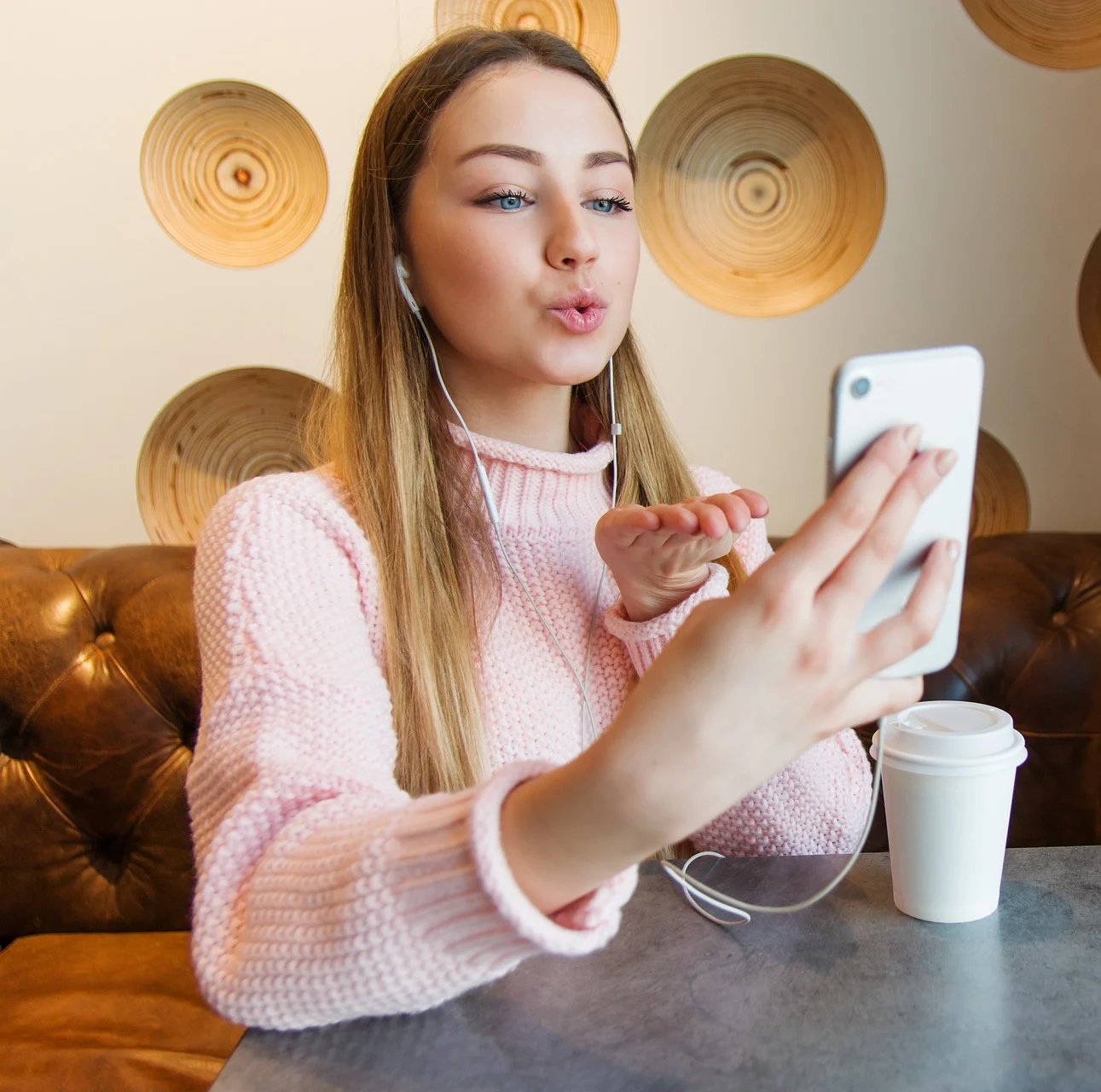 девушка с телефоном